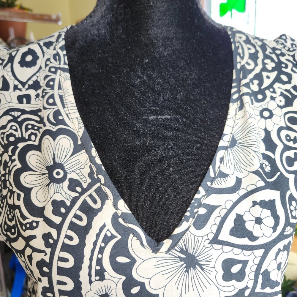 Nwt!! Bucket List V Neck Flutter Sleeved Print Ti… - image 3